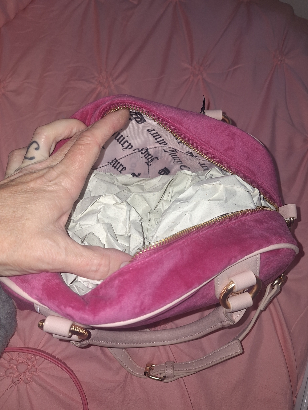 EXCLUSIVE Y2K Juicy Couture Pink Velvet Logo Crossbody Bag - Picture 10 of 10